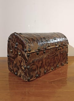 PEQUEÑA CAJA DE CUERO DEL SIGLO XVI PORTAVELAS