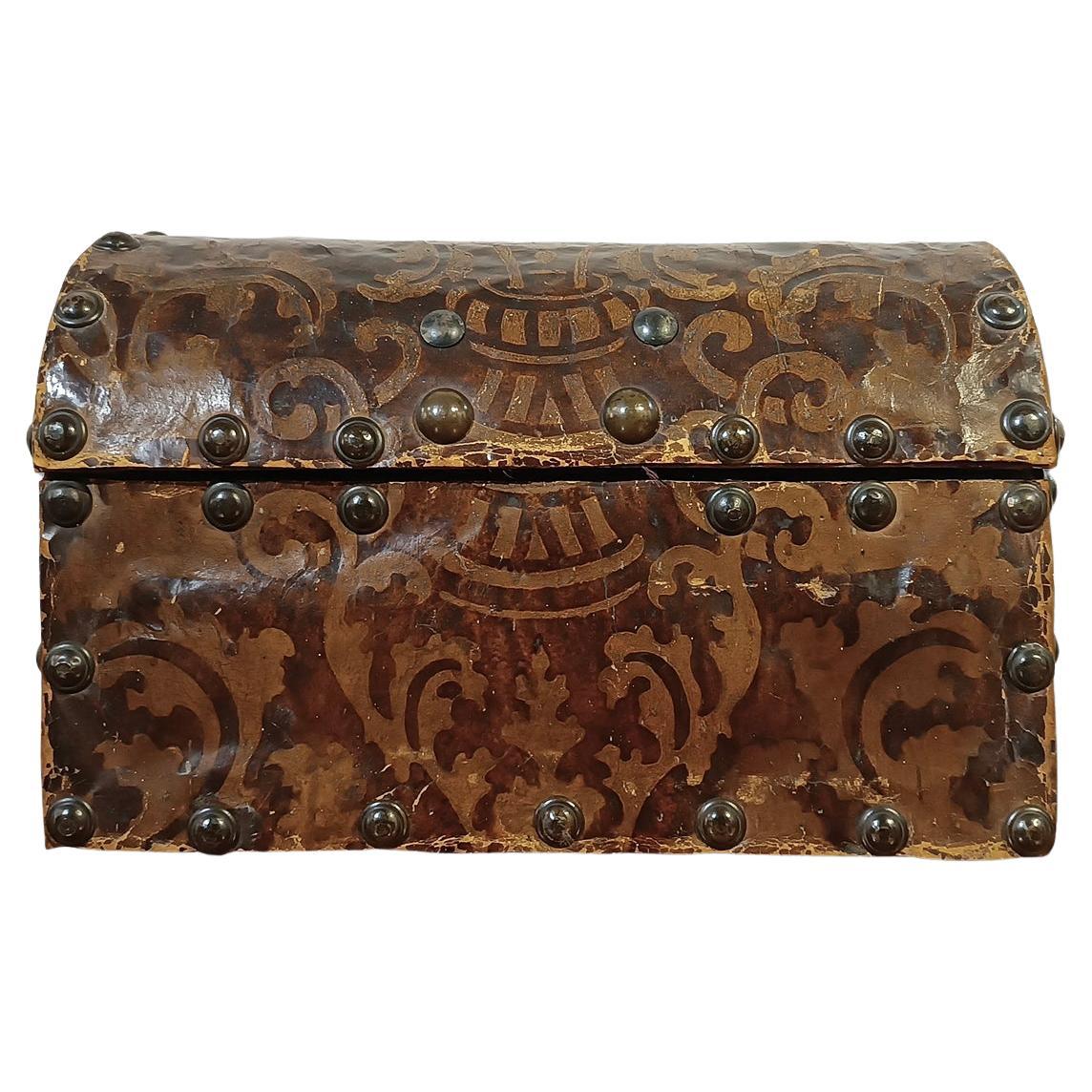 SMALL 16th CENTURY LEATHER BOX CANDLE HOLDER en venta