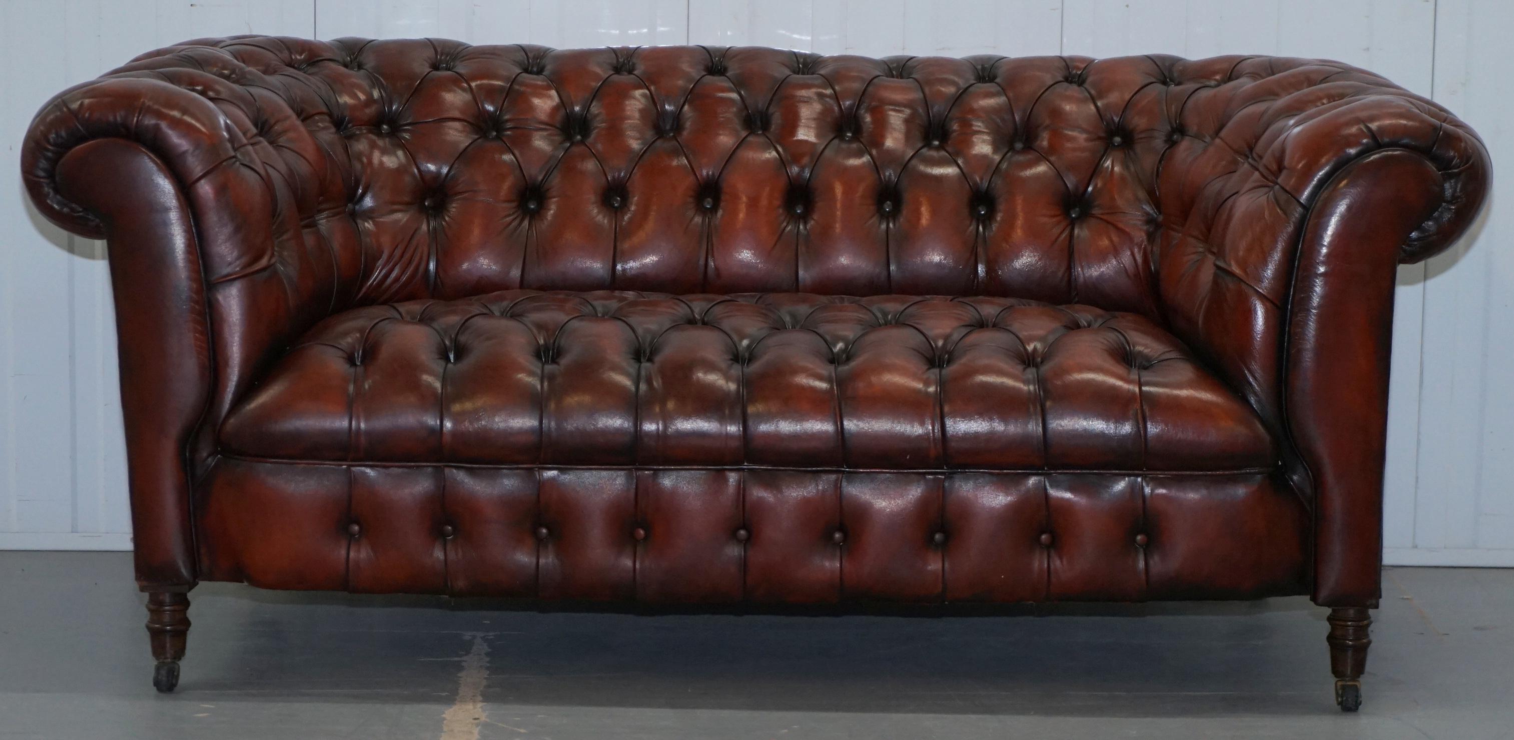 Wir freuen uns, dieses atemberaubende, vollständig restaurierte viktorianische, um 1880 handgefärbte Chesterfield-Zweisitzer-Sofa mit vollständig geknöpftem Sockel zum Verkauf anzubieten
Ein sehr gut aussehendes Stück, das in dieser geringen Breite