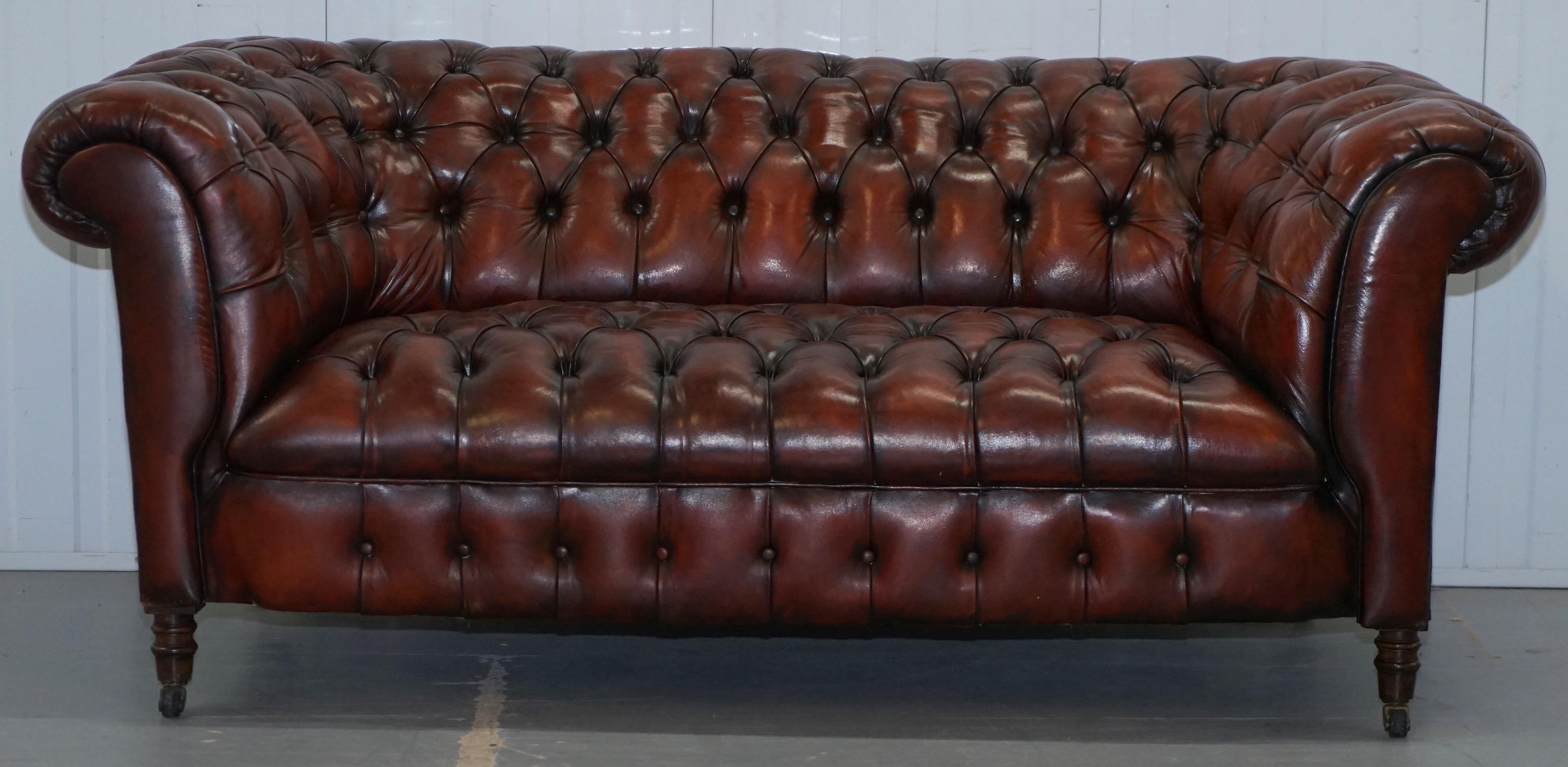 Wir freuen uns, dieses atemberaubende, vollständig restaurierte viktorianische, um 1880 handgefärbte Chesterfield-Zweisitzer-Sofa mit vollständig geknöpftem Sockel zum Verkauf anzubieten
Ein sehr gut aussehendes Stück, das in dieser geringen Breite