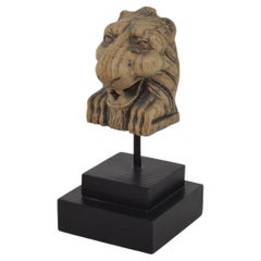 Kleines Fragment eines geschnitzten Eichenlöwen aus dem 17. bis 18.