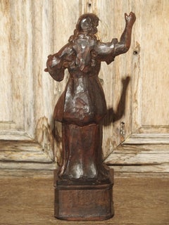 Petite statue en chêne sculpté du 17ème siècle en provenance de France