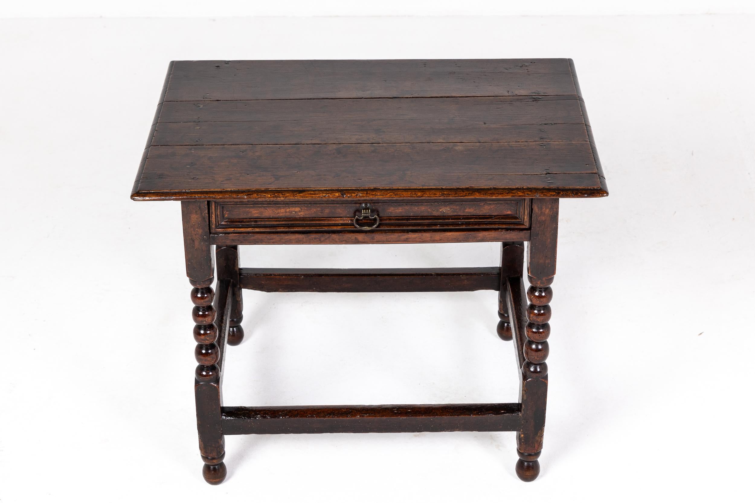 Small 17th Century English Oak Side Table In Good Condition For Sale In Gloucestershire, GB