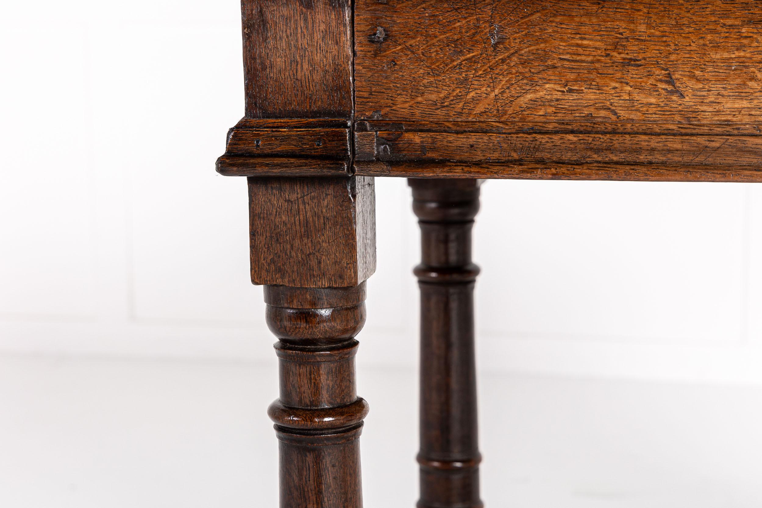 Small 17th Century English Oak Side Table In Excellent Condition For Sale In Gloucestershire, GB