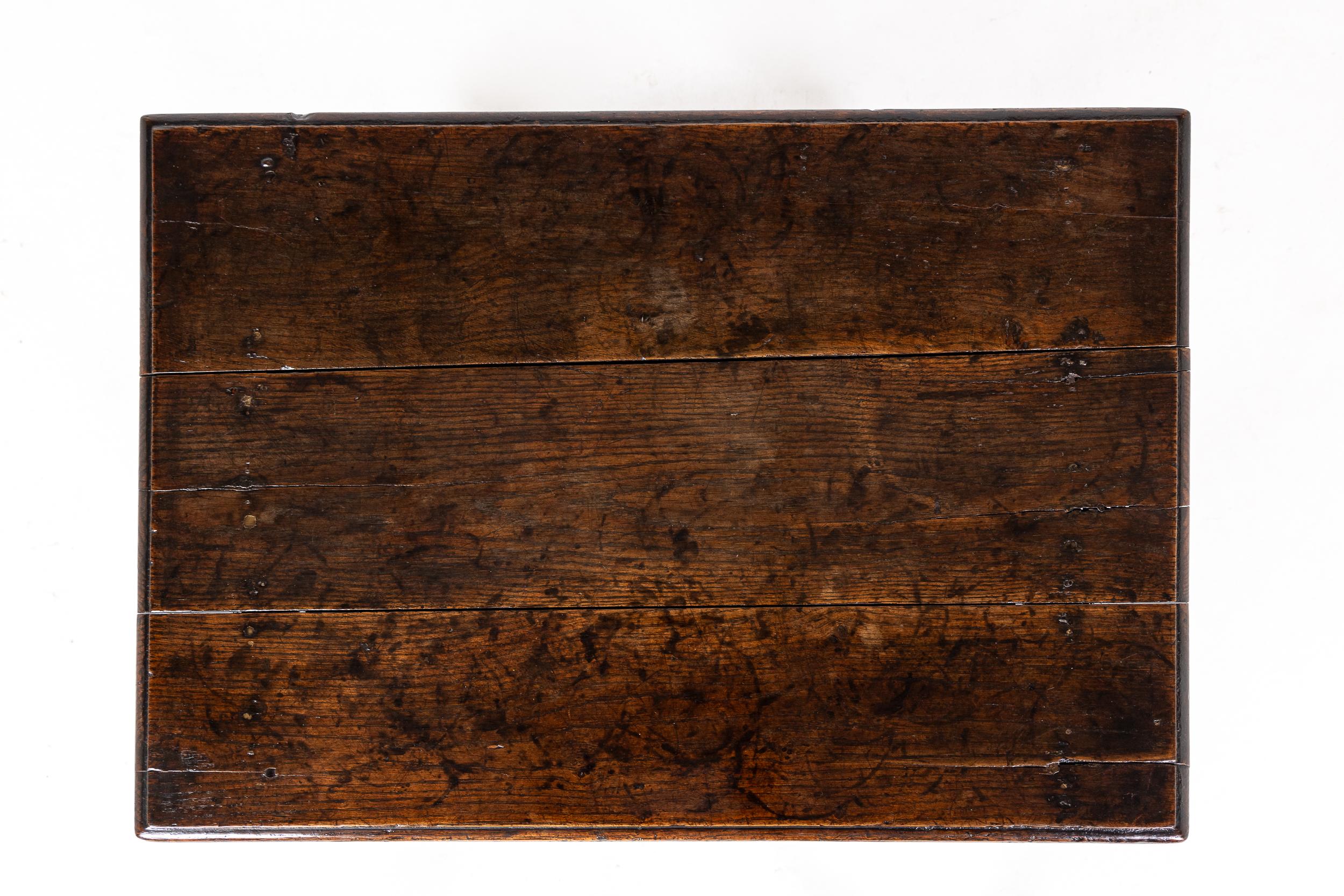 Small 17th Century English Oak Side Table For Sale 1