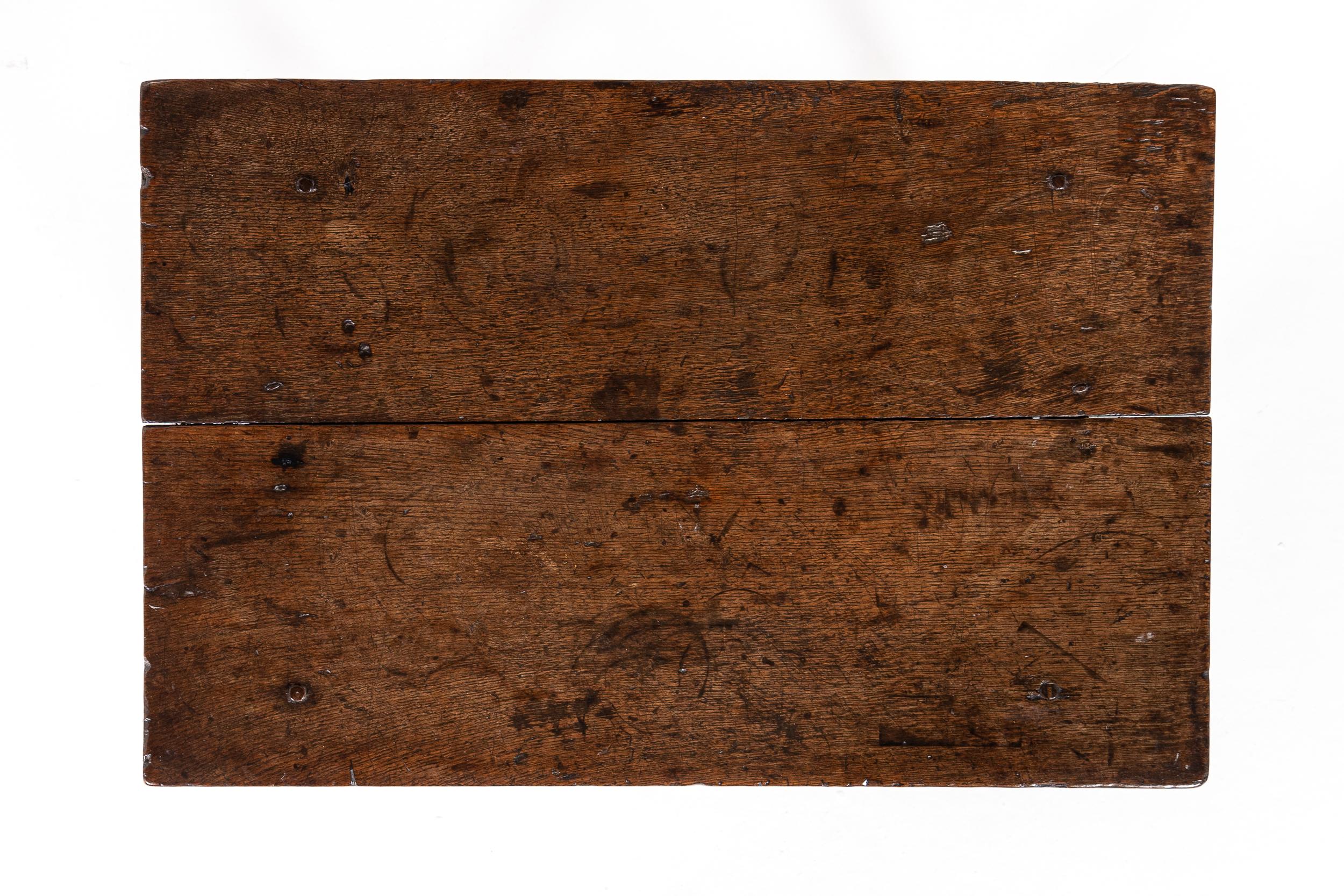 Small 17th Century English Oak Side Table For Sale 1