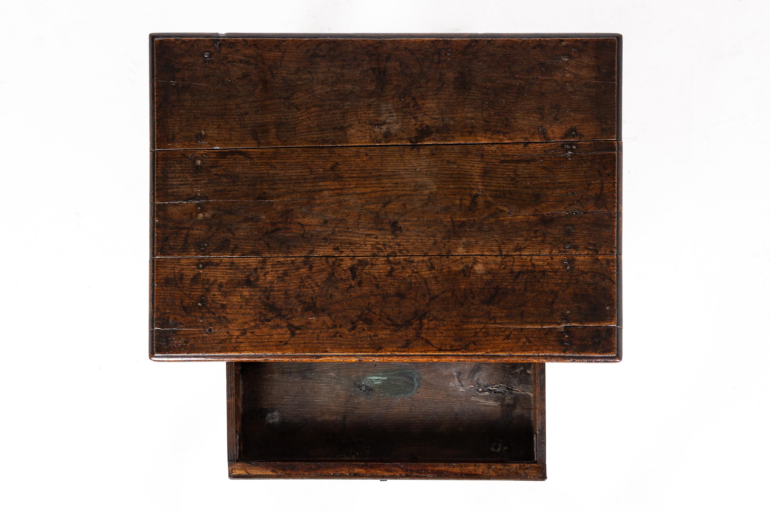 Petite table d'appoint en chêne anglais du 17e siècle Bon état - En vente à Gloucestershire, GB
