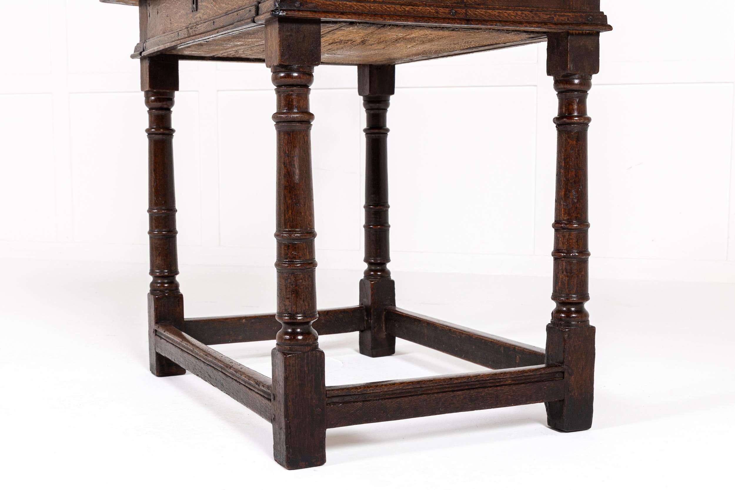 Small 17th Century English Oak Side Table For Sale 3
