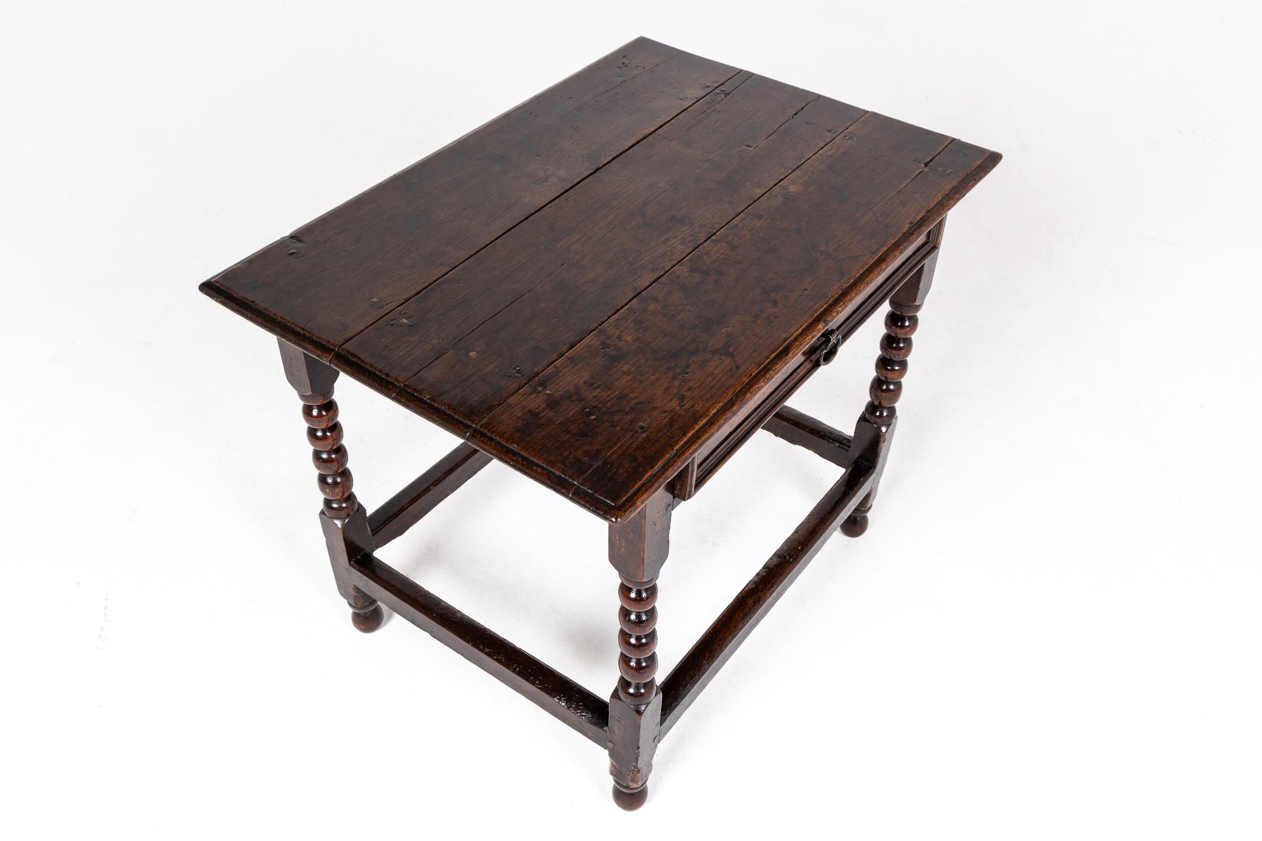 Chêne Petite table d'appoint en chêne anglais du 17e siècle en vente