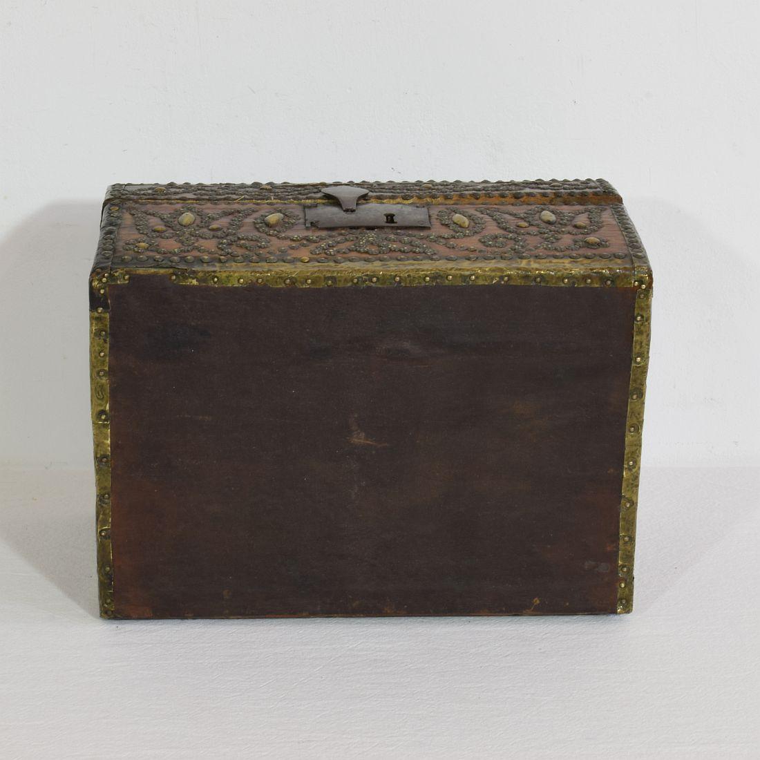 Petit coffret ou boîte français du 17ème siècle en cuir en vente 6