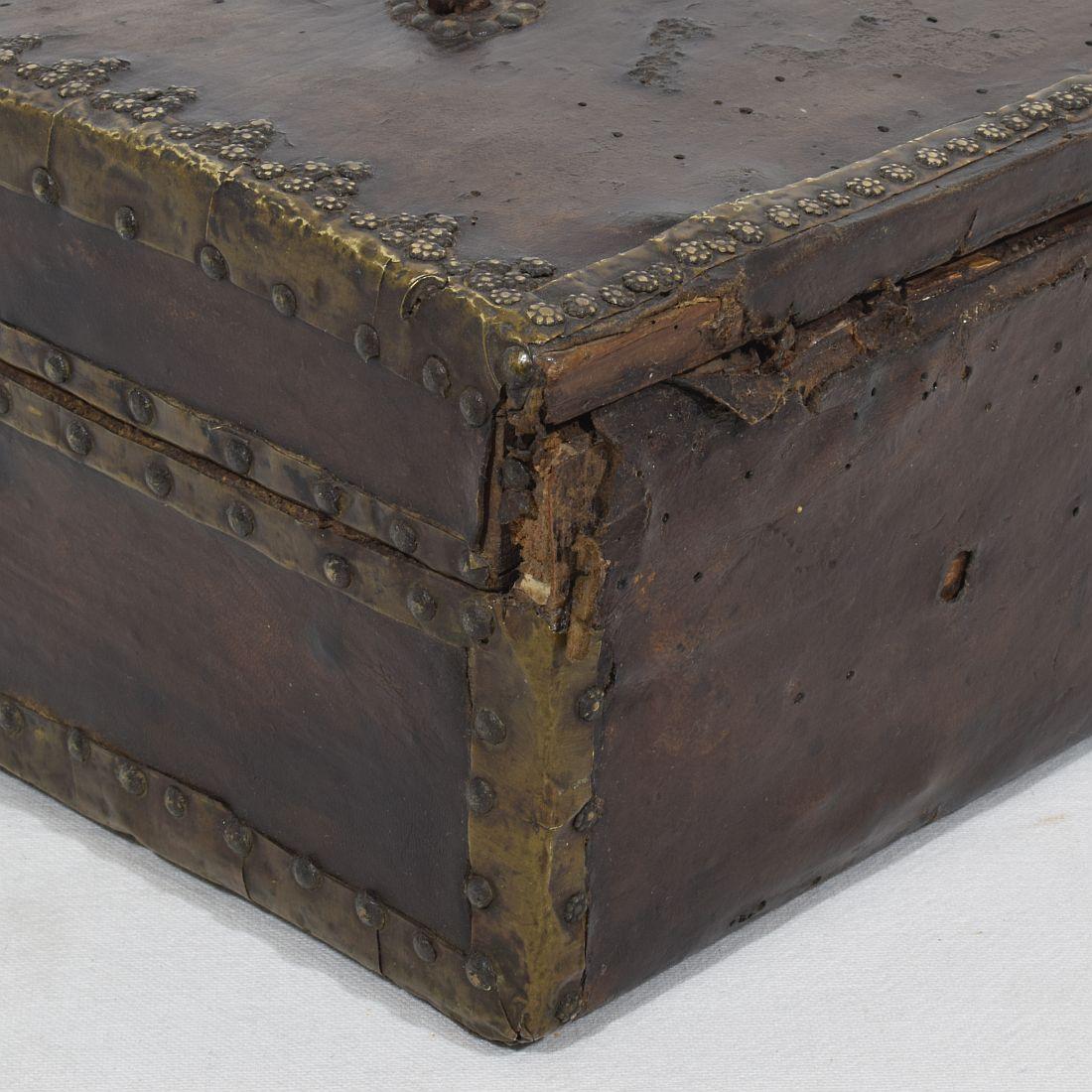Petit coffret ou boîte français du 17ème siècle en cuir en vente 7