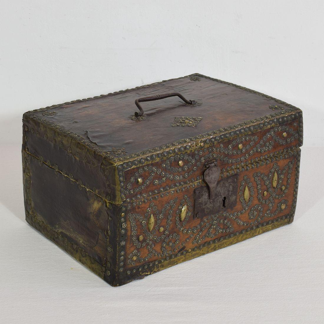 Français Petit coffret ou boîte français du 17ème siècle en cuir en vente