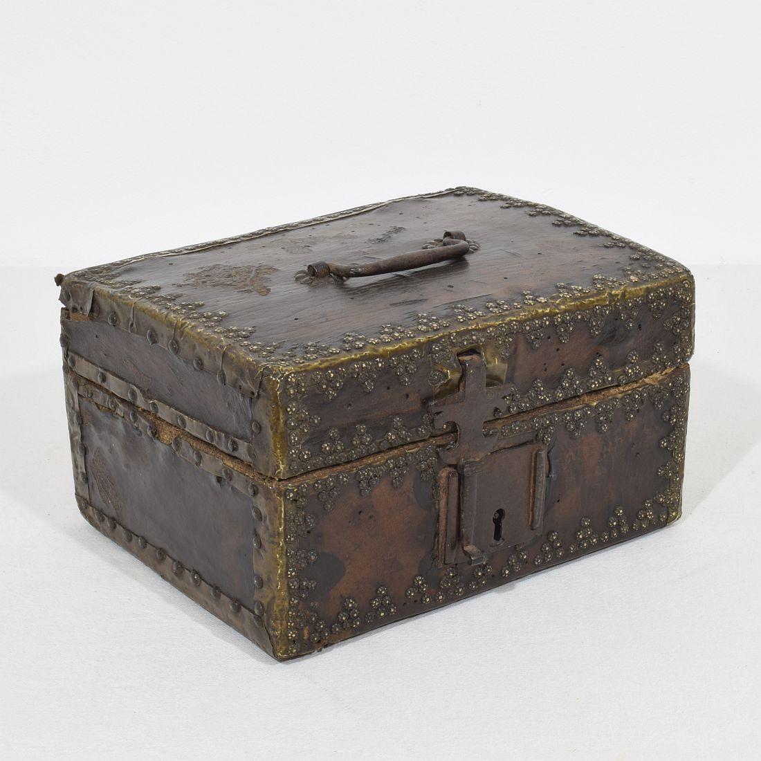 Français Petit coffret ou boîte français du 17ème siècle en cuir en vente