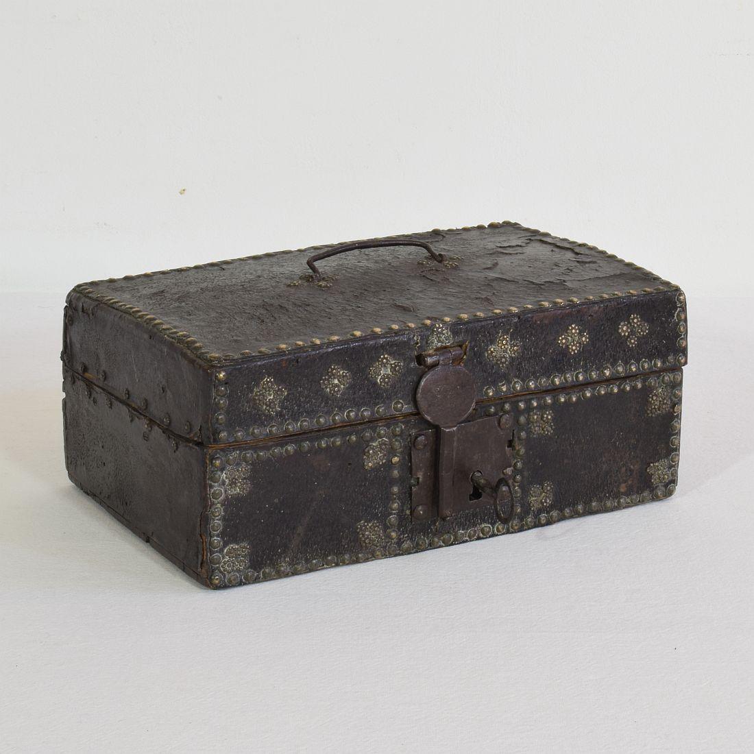 Small 17th Century, French Coffer or Box in Leather In Good Condition In Buisson, FR