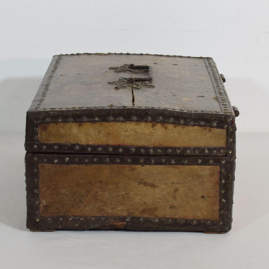 Small 17th Century, French Coffer or Box in Leather In Good Condition In Buisson, FR