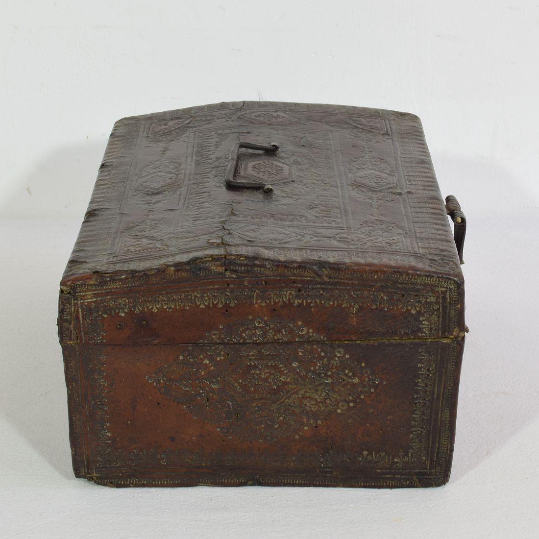 Small 17th Century, French Coffer or Box in Leather In Good Condition In Buisson, FR
