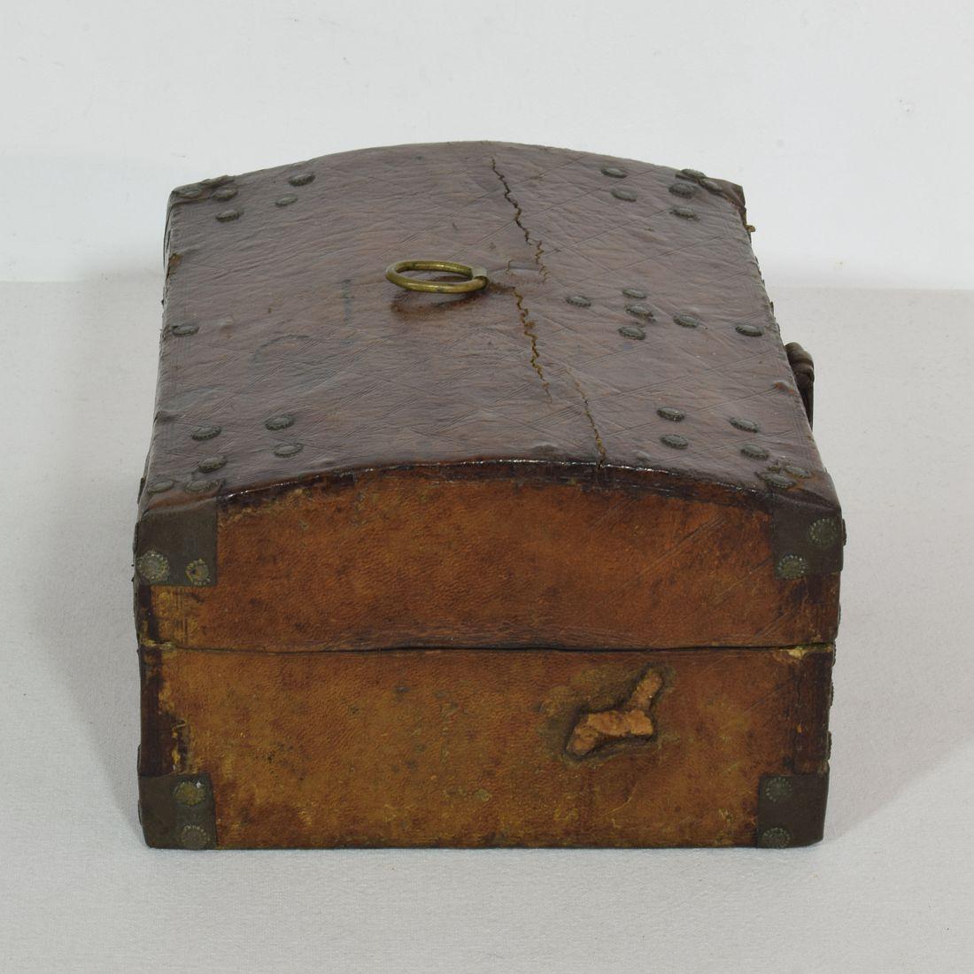 Small 17th Century, French Coffer or Box in Leather In Good Condition For Sale In Buisson, FR