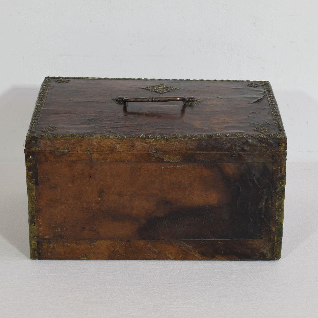 Small 17th Century, French Coffer or Box in Leather In Good Condition For Sale In Buisson, FR