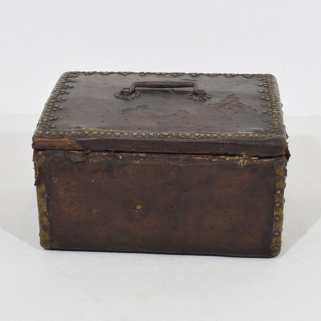 Petit coffret ou boîte français du 17ème siècle en cuir Bon état - En vente à Buisson, FR