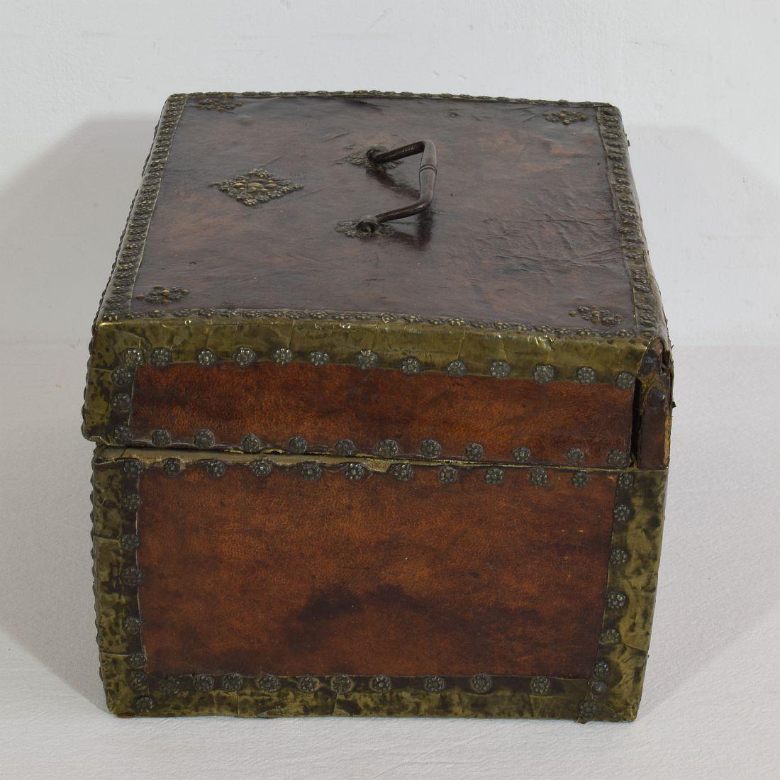 XVIIIe siècle et antérieur Petit coffret ou boîte français du 17ème siècle en cuir en vente