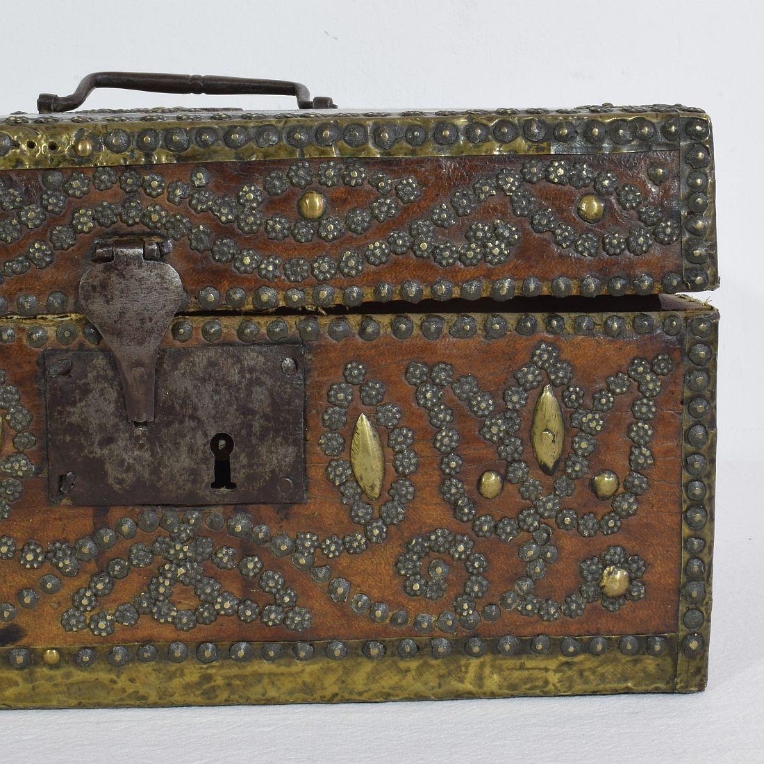 Petit coffret ou boîte français du 17ème siècle en cuir en vente 1
