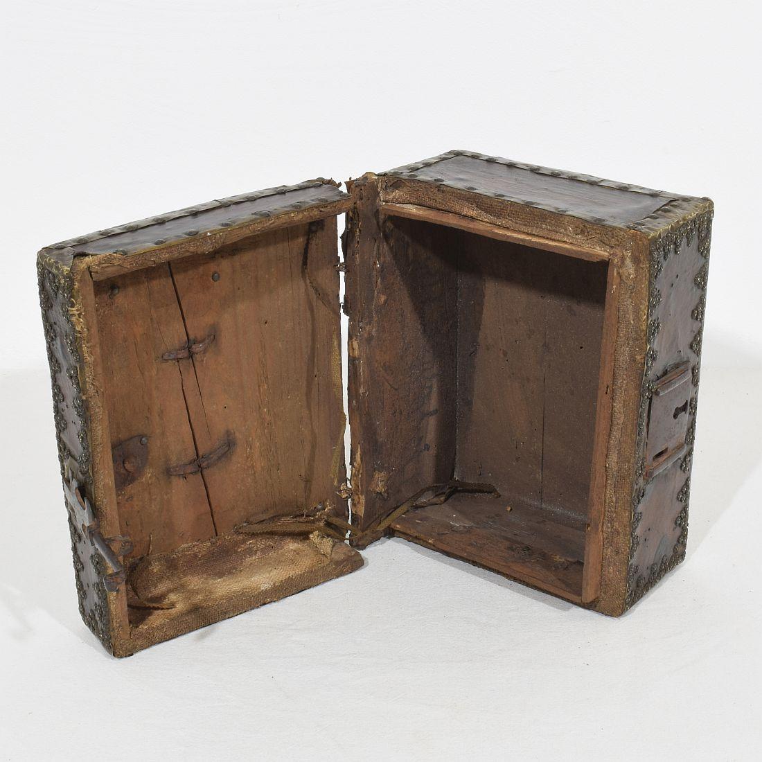 Petit coffret ou boîte français du 17ème siècle en cuir en vente 1