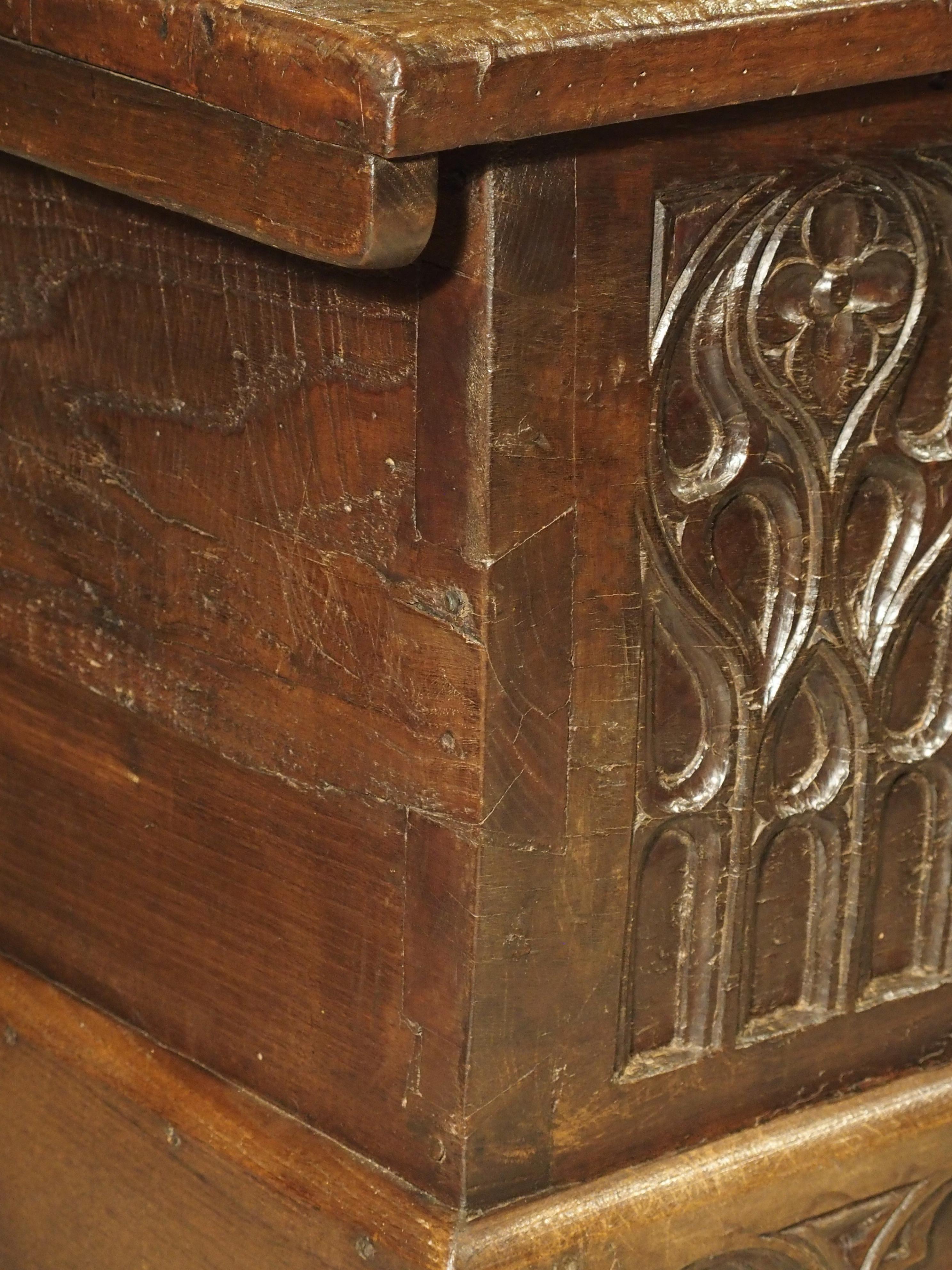 Small 17th Century French Gothic Trunk in Carved Oak In Good Condition In Dallas, TX