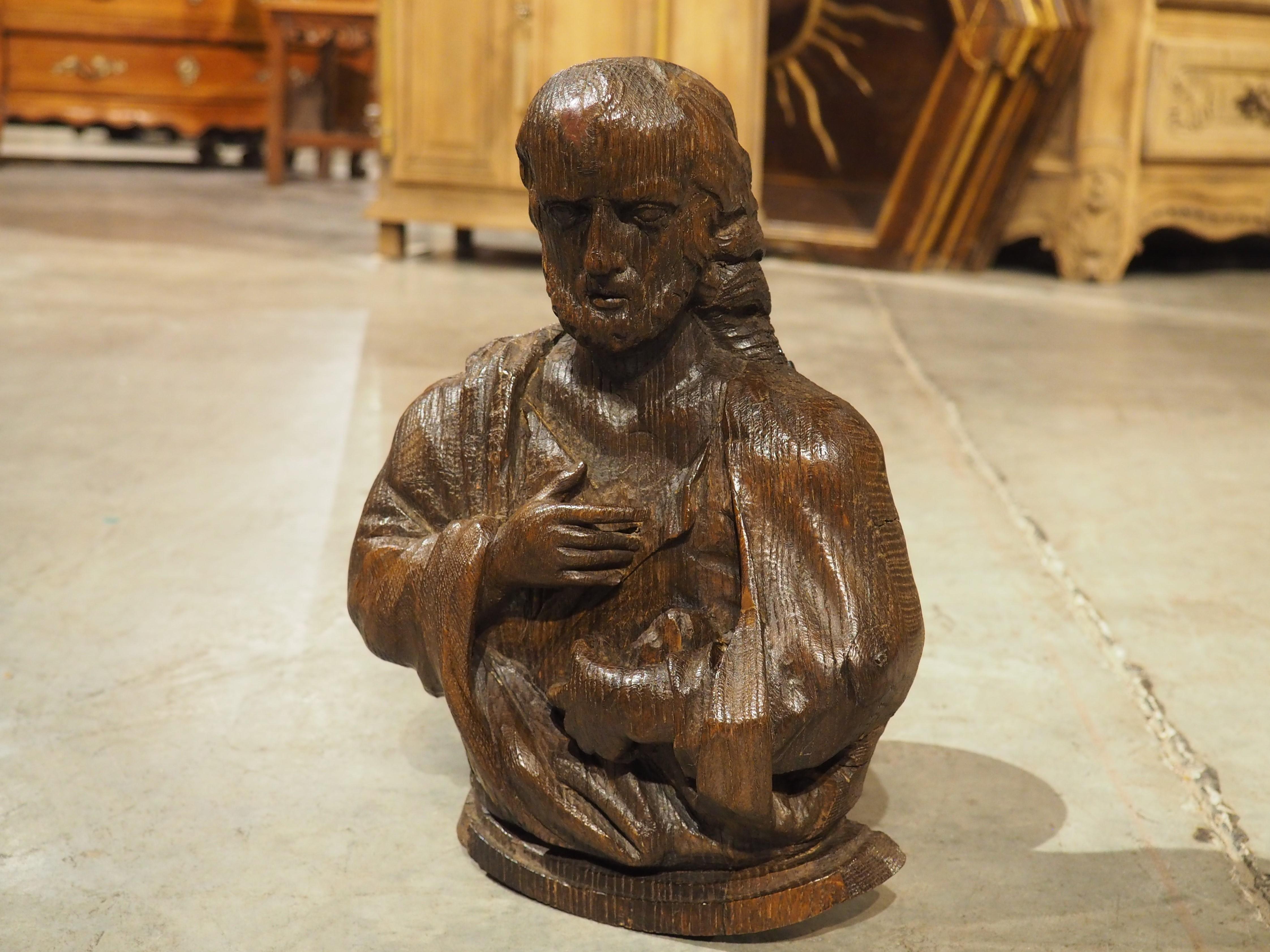 Piccolo busto intagliato in Oak del XVII secolo proveniente dalla Francia in vendita 4