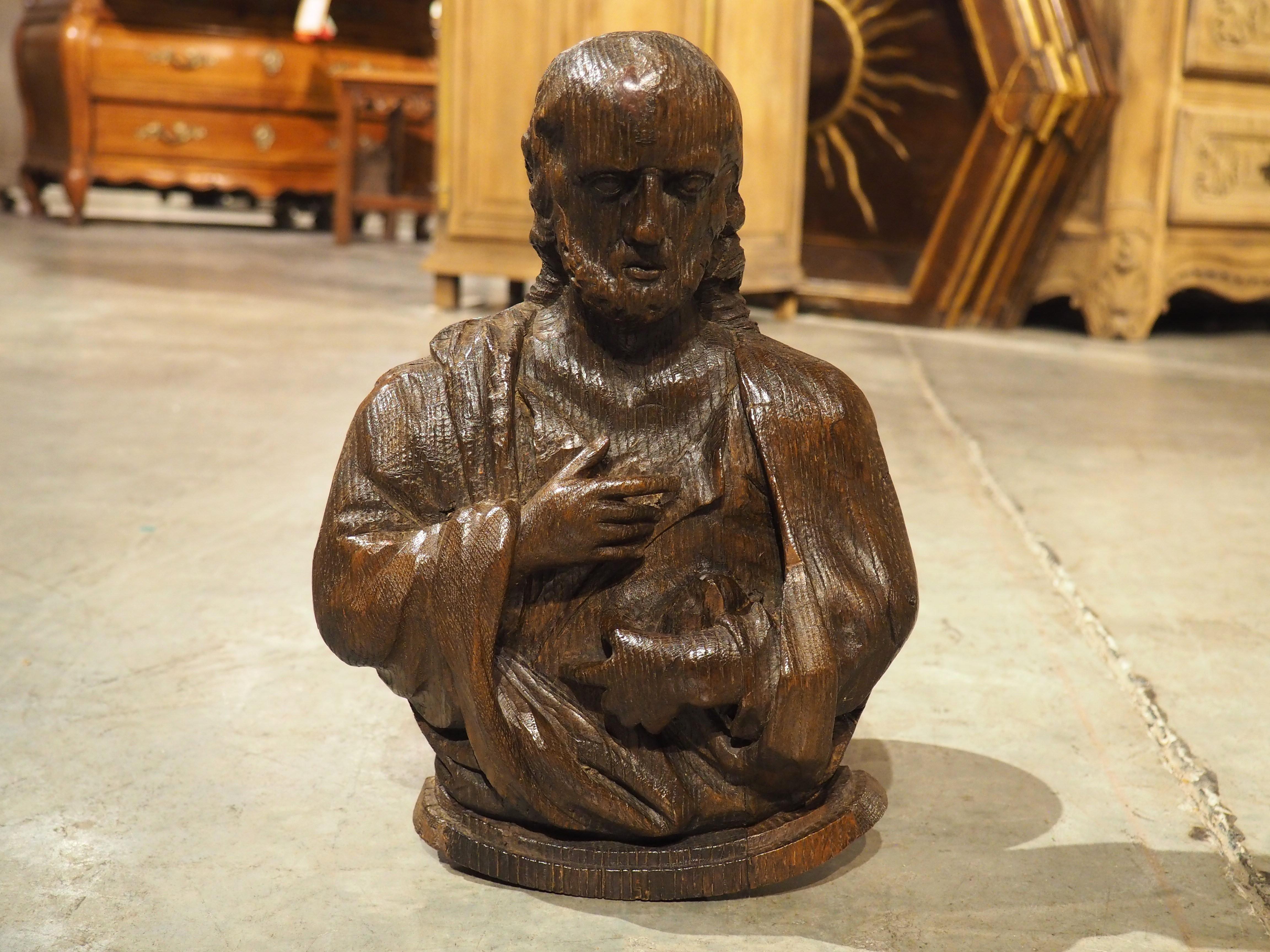 Intagliato a mano Piccolo busto intagliato in Oak del XVII secolo proveniente dalla Francia in vendita