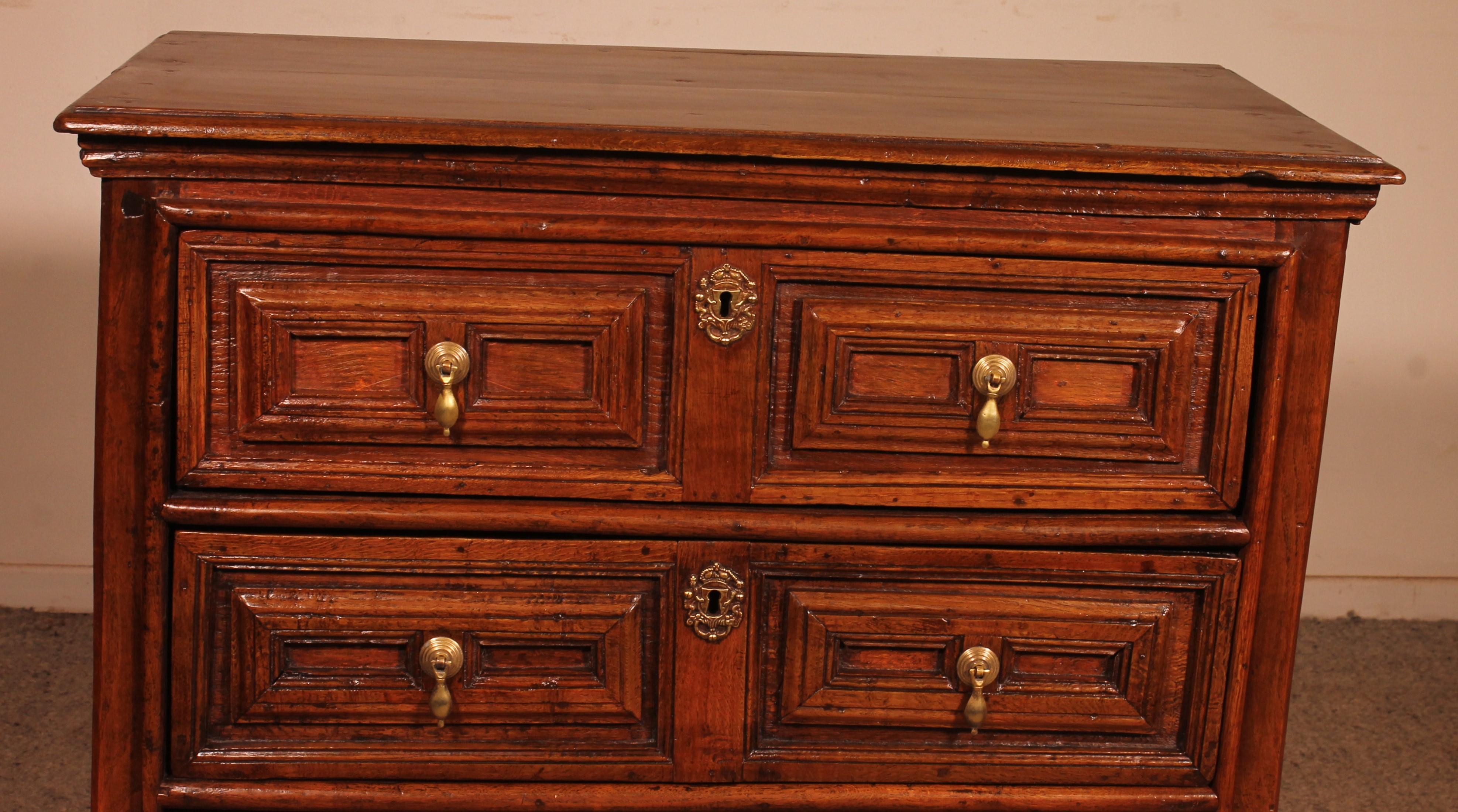 Splendida cassettiera del periodo William & Mary del XVII secolo proveniente dall'Inghilterra e realizzata in Oak
Piccolo modello insolito di qualità superba con un bellissimo lavoro di modanatura sui cassetti.
fianchi rivestiti
la cassettiera ha