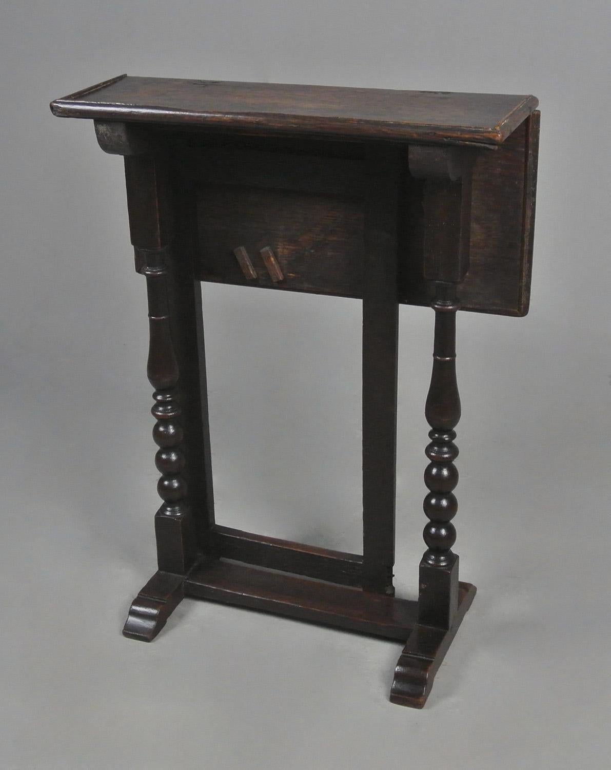 Petite table d'accompagnement en chêne du 17ème siècle avec provenance vers 1670 en vente 3