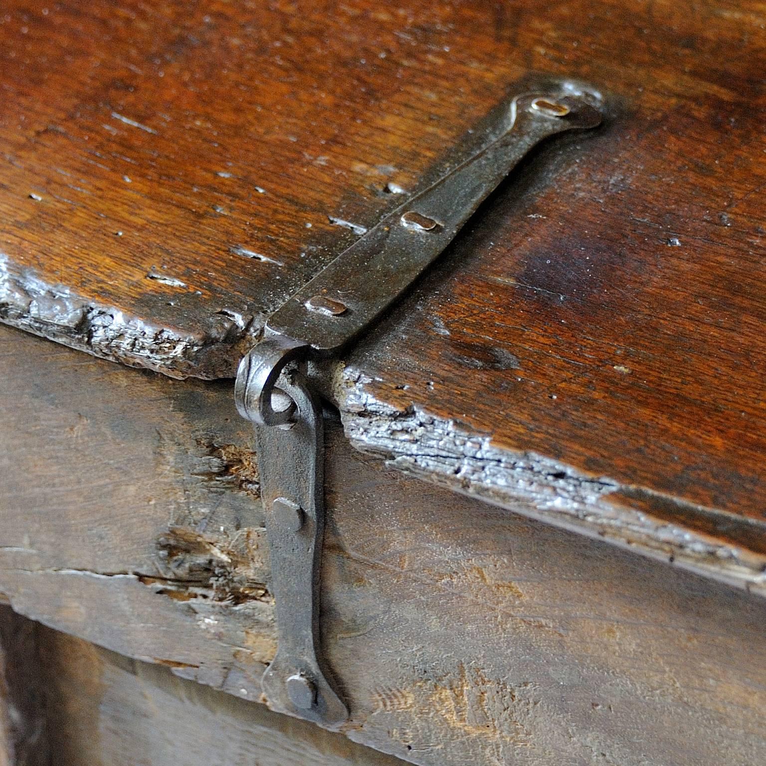 Small 17th Century Oak Coffer, circa 1680 In Good Condition For Sale In Tetbury, Gloucestershire