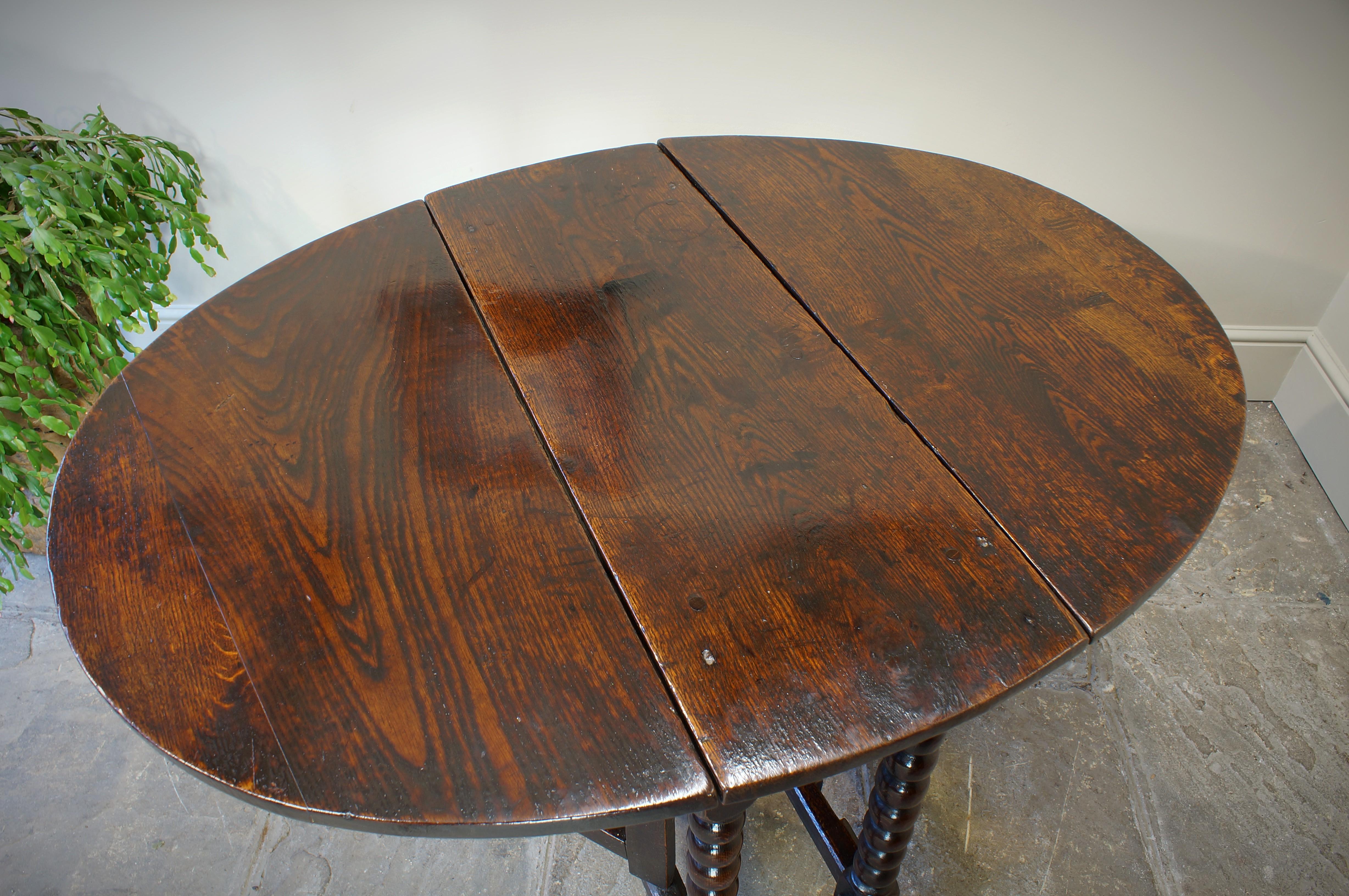 Small 17th Century Oak Gateleg Table. For Sale 4