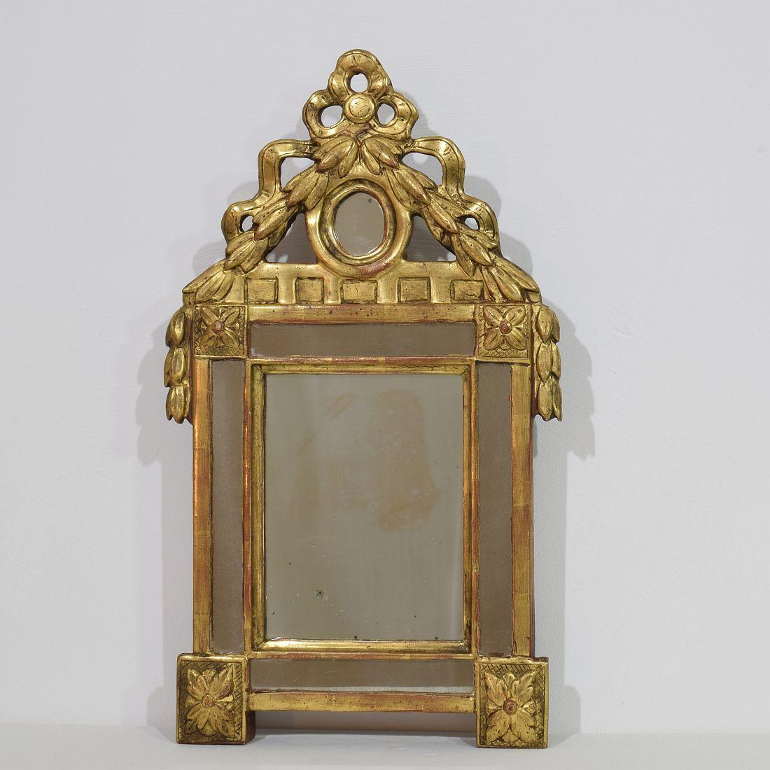 Small giltwood Louis XVI style mirror with its original mirror glass
France, circa 1760-1850
Weathered, small ,losses and old repairs.