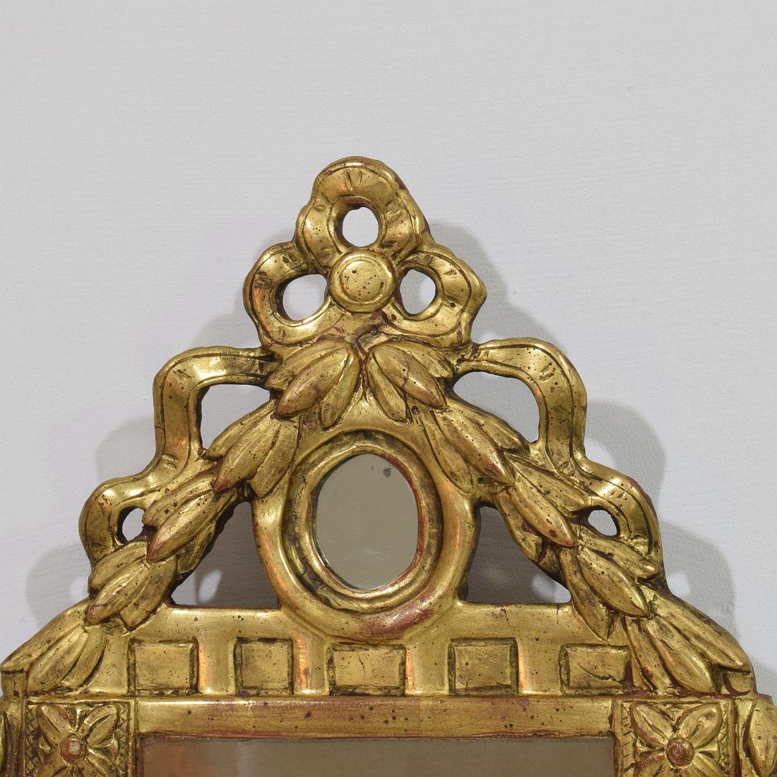 Kleiner französischer Giltwood-Spiegel im Louis-XVI-Stil aus dem 18/19. (Handgeschnitzt) im Angebot