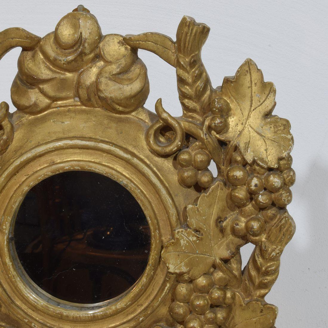 Pequeño espejo francés del siglo XVIII / XIX de madera dorada con uvas Neoclásico en venta