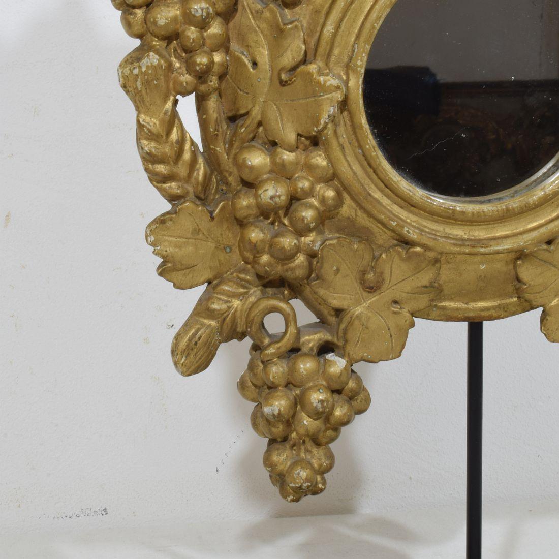 Pequeño espejo francés del siglo XVIII / XIX de madera dorada con uvas Francés en venta