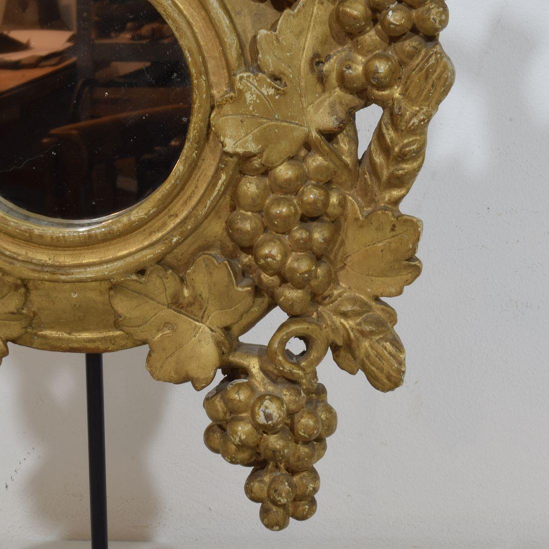 Pequeño espejo francés del siglo XVIII / XIX de madera dorada con uvas Tallado a mano en venta