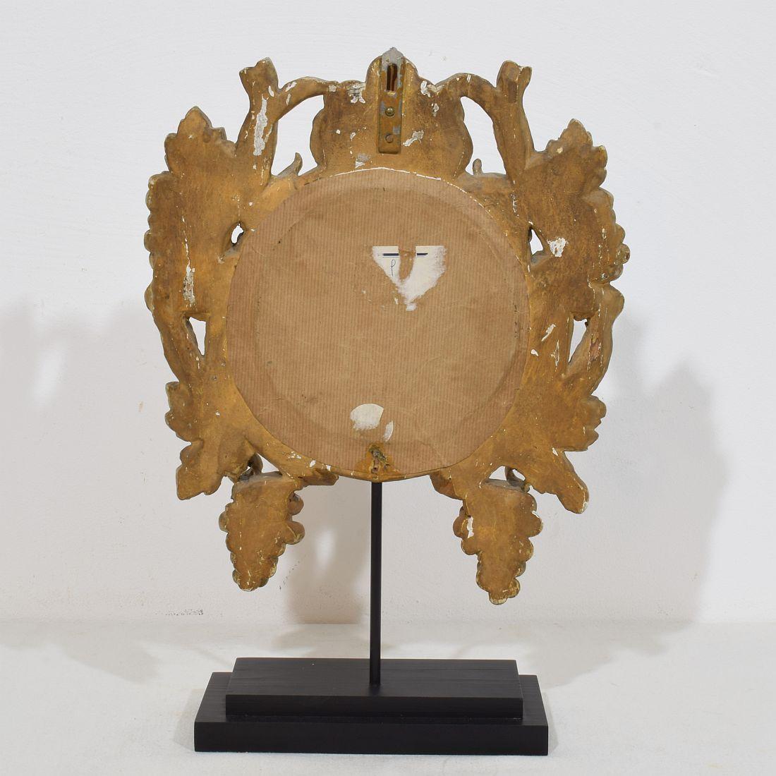 Pequeño espejo francés del siglo XVIII / XIX de madera dorada con uvas en Bueno estado para la venta en Buisson, FR