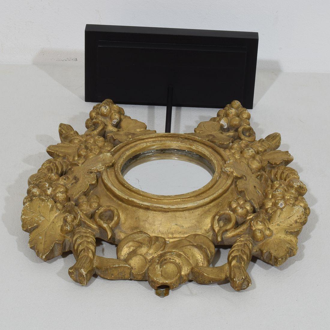 Kleiner französischer Giltwood-Spiegel mit Weintrauben aus dem 18/19. (18. Jahrhundert und früher) im Angebot