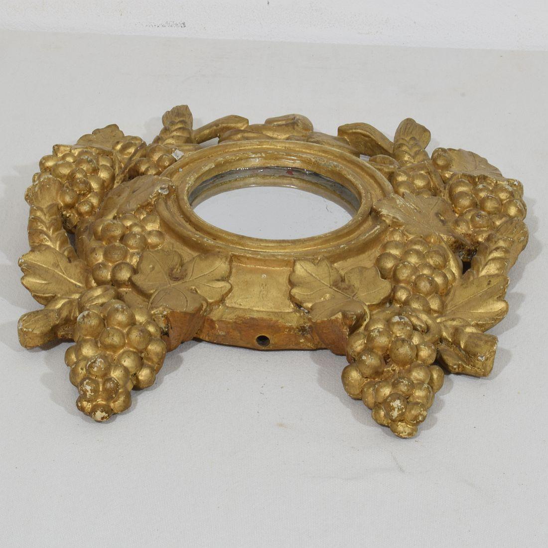 Pequeño espejo francés del siglo XVIII / XIX de madera dorada con uvas Madera en venta
