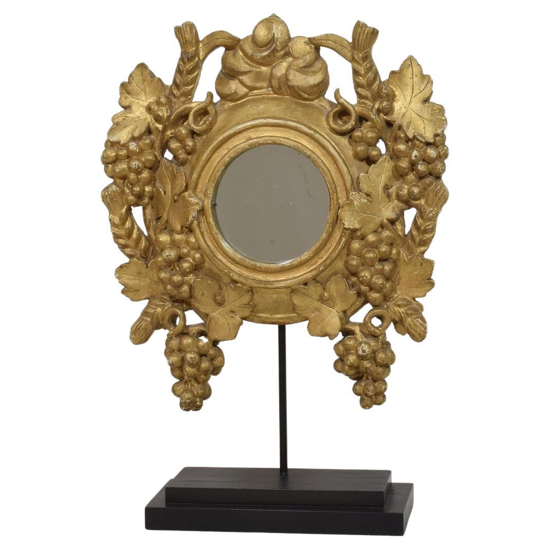 Pequeño espejo francés del siglo XVIII / XIX de madera dorada con uvas en venta