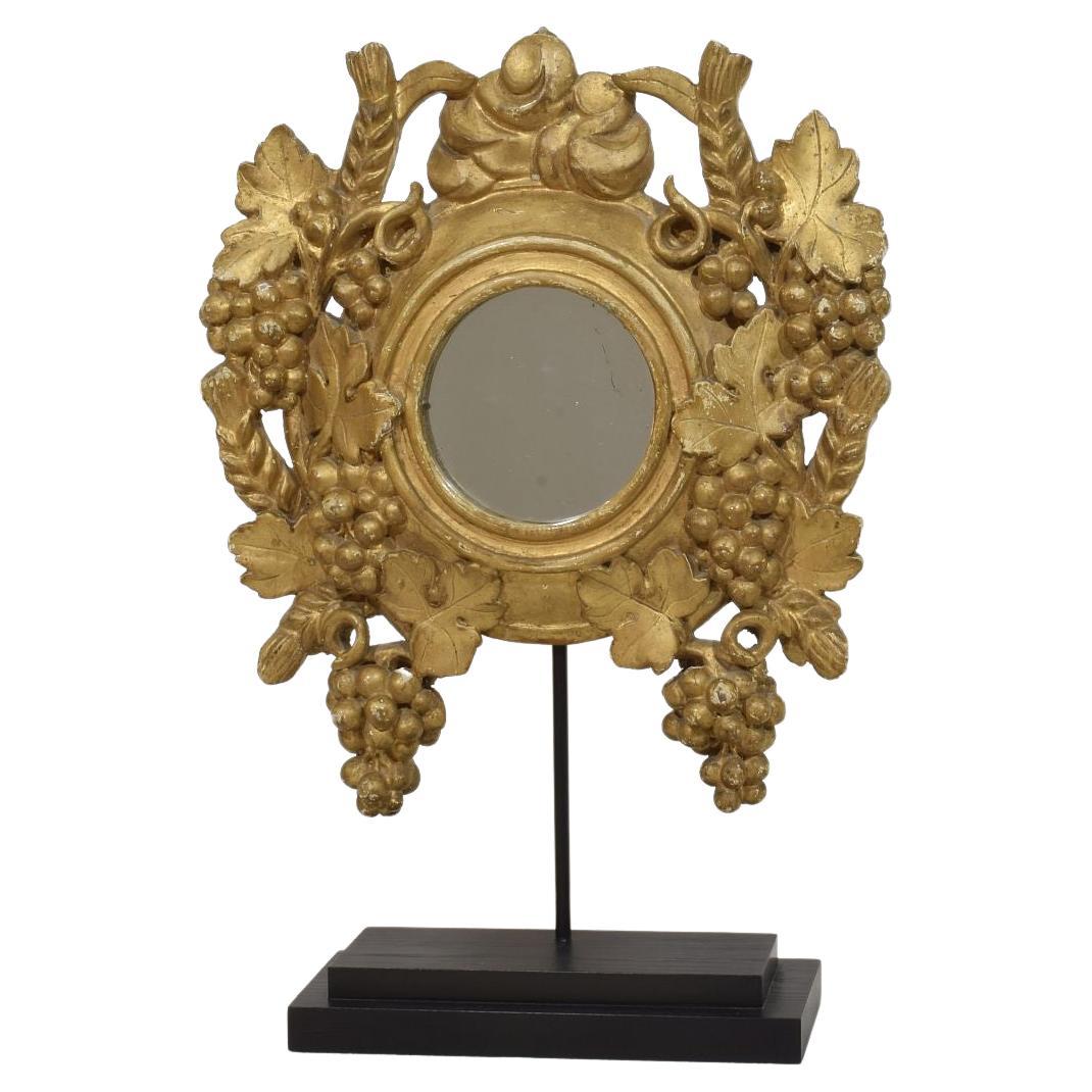 Kleiner französischer Giltwood-Spiegel mit Weintrauben aus dem 18/19. im Angebot