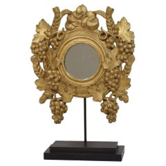 Kleiner französischer Giltwood-Spiegel mit Weintrauben aus dem 18/19.