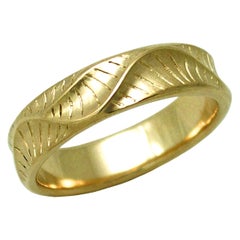 Piccolo anello da uomo a cresta d'onda in oro giallo 18 carati di K.Mita