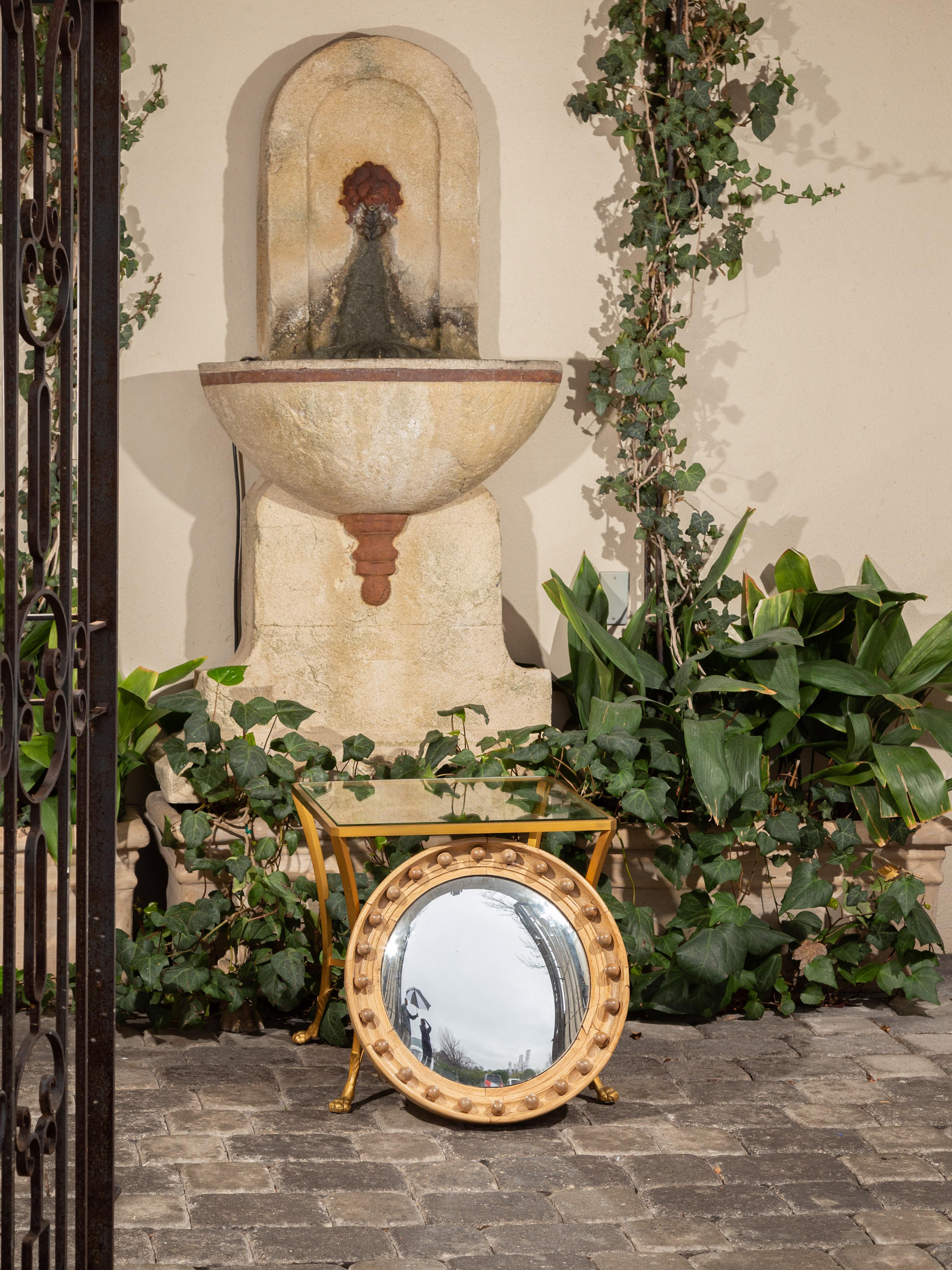 Kleiner konvexer Girandole-Spiegel aus englischer Eiche aus den 1880er Jahren mit natürlicher Oberfläche (Englisch) im Angebot