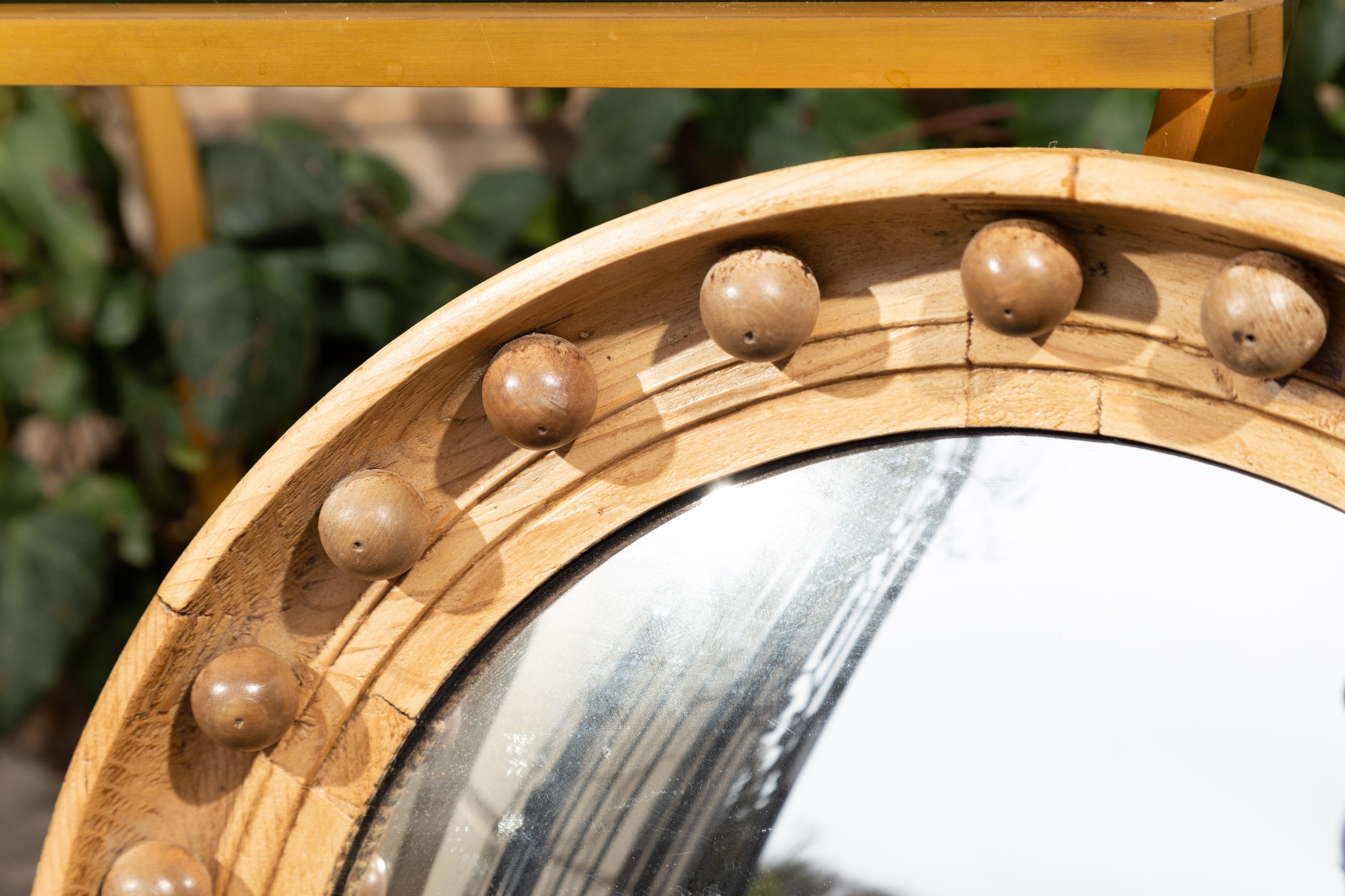 Kleiner konvexer Girandole-Spiegel aus englischer Eiche aus den 1880er Jahren mit natürlicher Oberfläche im Zustand „Gut“ im Angebot in Atlanta, GA