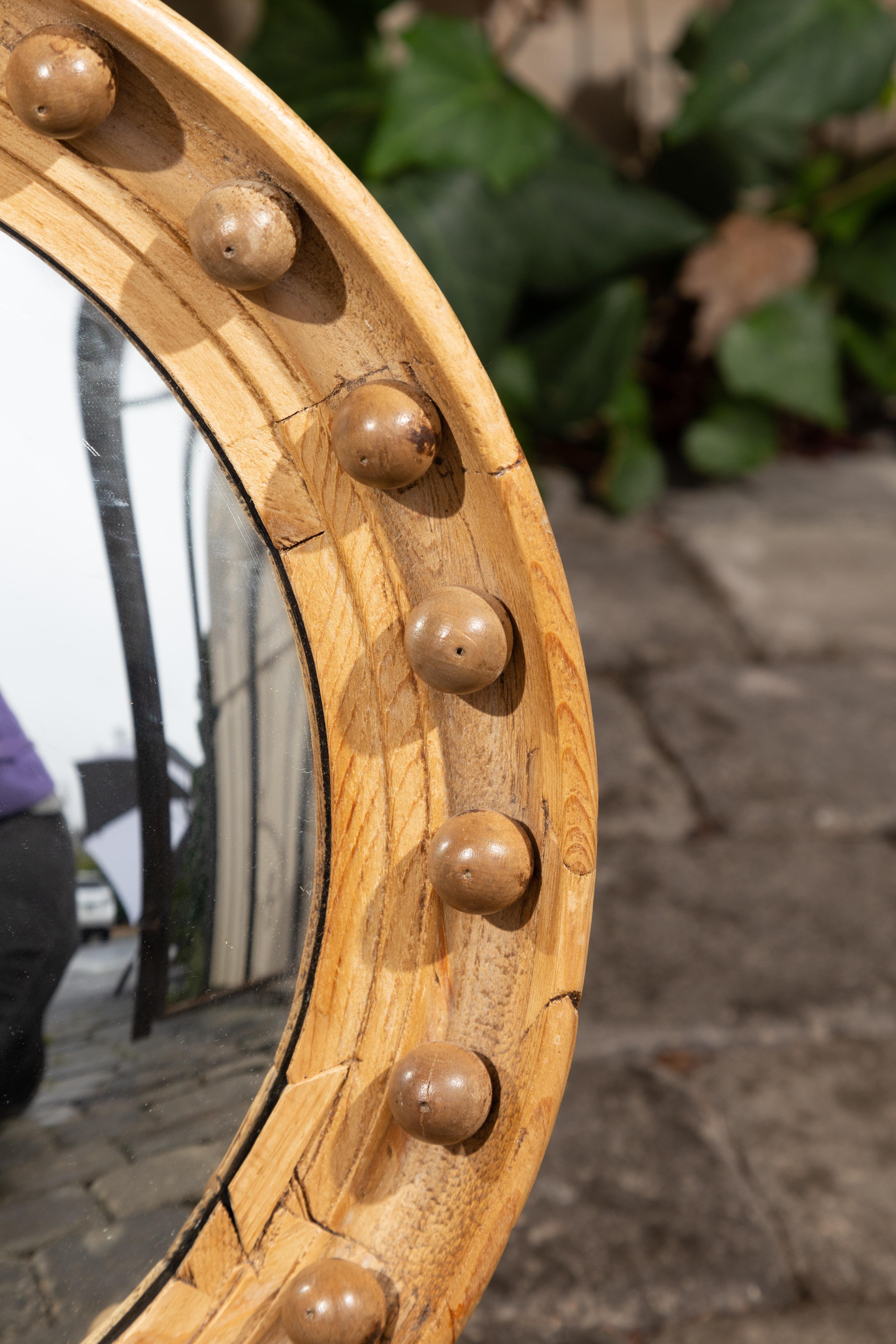 Kleiner konvexer Girandole-Spiegel aus englischer Eiche aus den 1880er Jahren mit natürlicher Oberfläche im Angebot 1