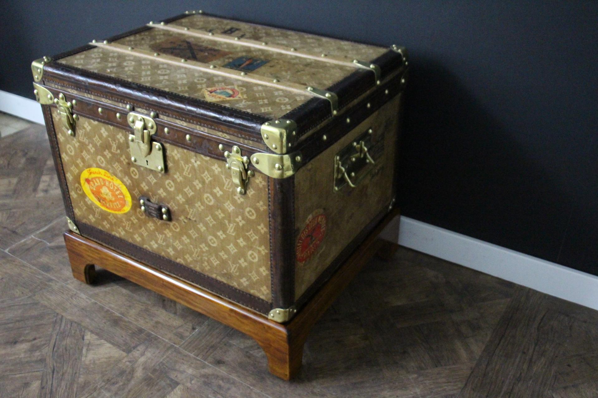 Small 1890's Louis Vuitton Monogram Steamer Trunk, Vuitton Trunk in Woven Canvas In Good Condition In Saint-Ouen, FR