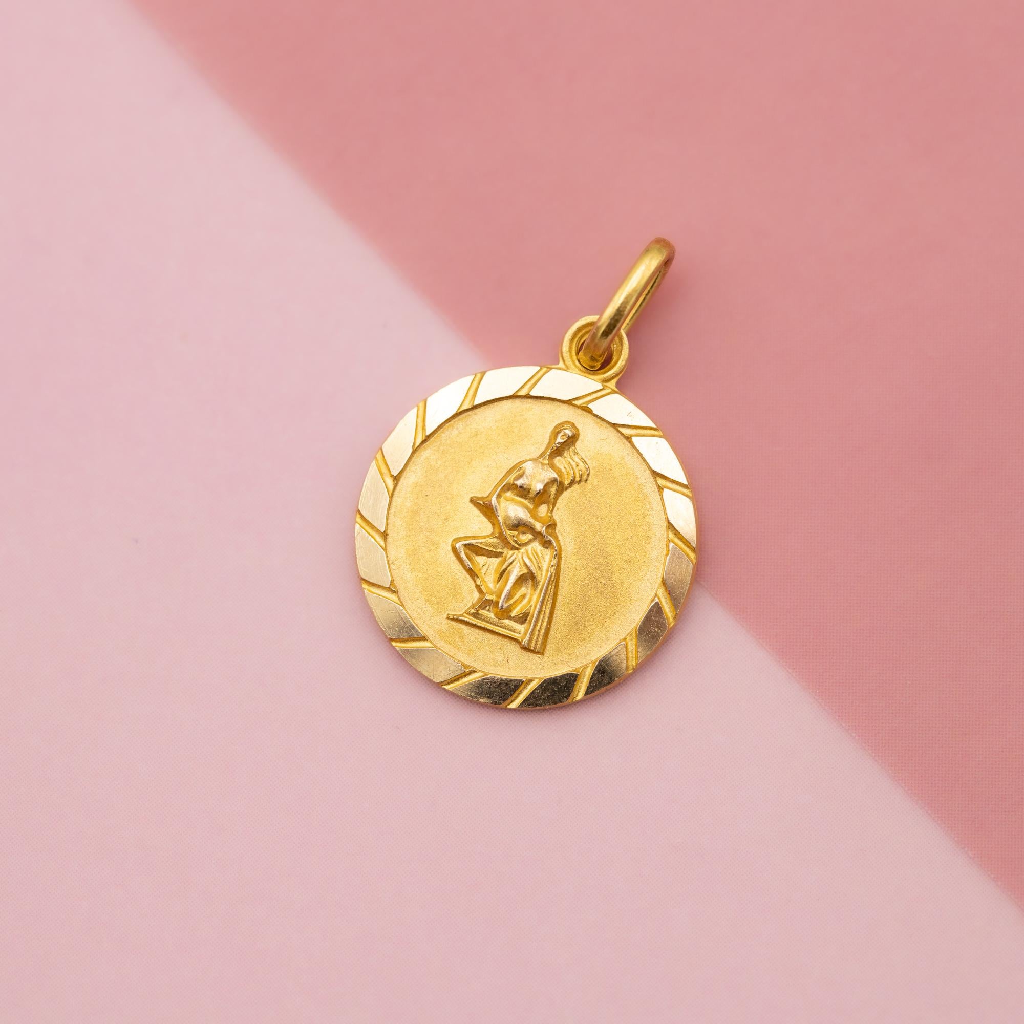 Small 18K Vintage zodiac charm - Aquarius - 18 karat solid yellow gold Star sign In Good Condition In Antwerp, BE